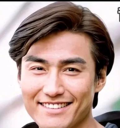 你们觉得以前的胡兵帅还是现在的胡兵帅，看这两张照片的对比，胡兵的变化还是很大的，