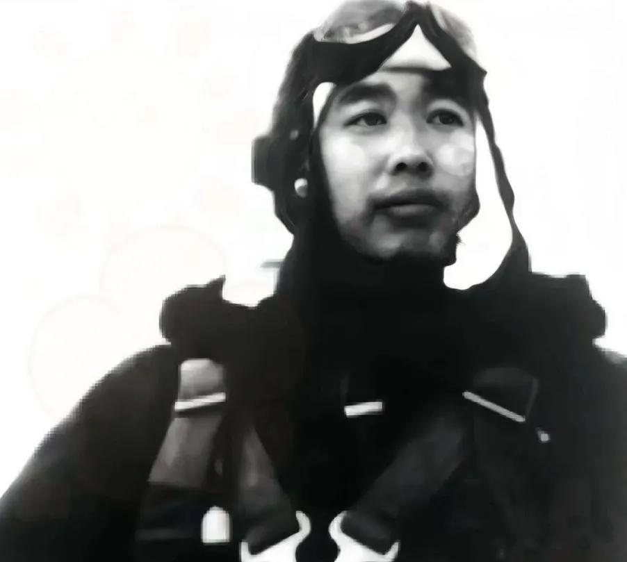1951年，飞行员华龙毅浑身是血瘫在石头上，眼看一群提斧头的人逼近，他咬牙用朝鲜