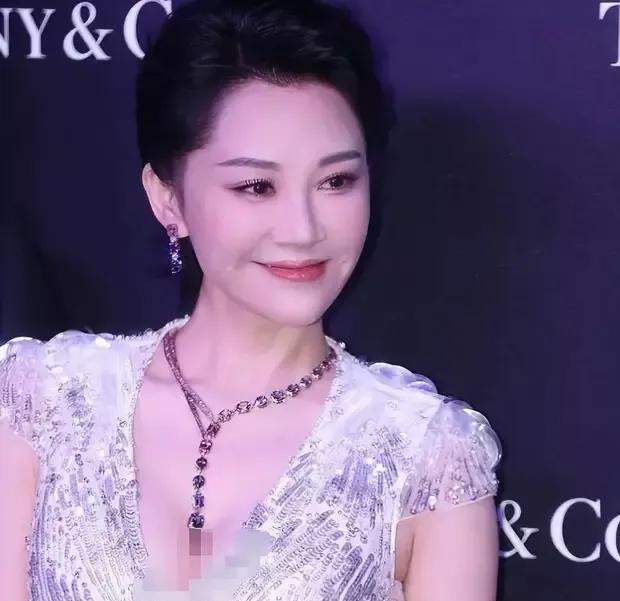 在娱乐圈中，她无疑是“京圈公主”的代表人物，虽天生带有一股魅力，却从未依靠外貌谋