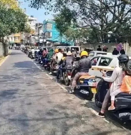 旁边的路空着，却没有人逆行~