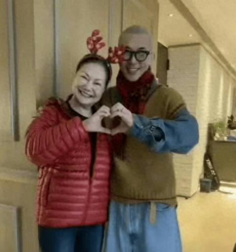 【S妈称愿意付费征友：有人可以救我吗？】
7月11日凌晨，S妈在社媒发文公开征友