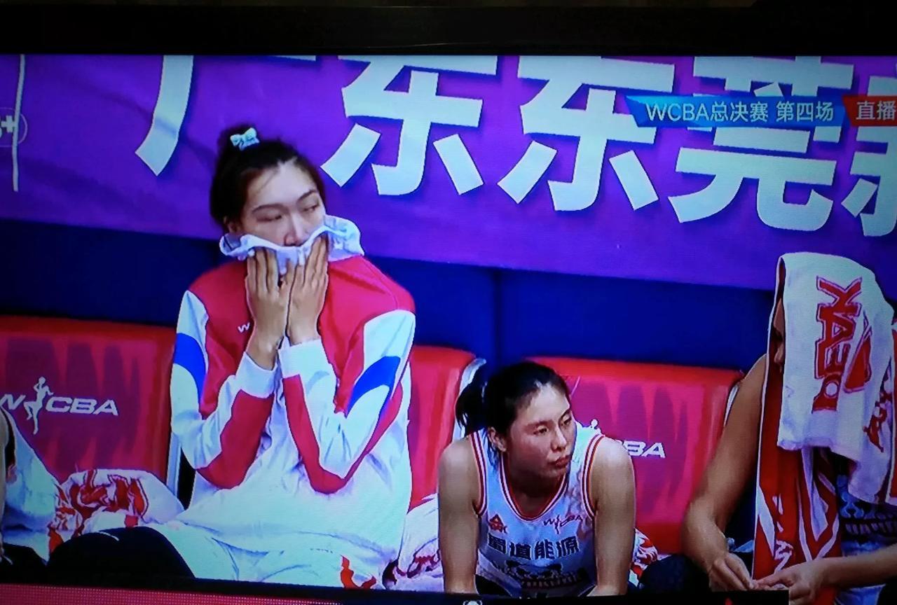 四川女篮终于把韩旭给废弃了。真心奉劝四川蜀道女篮俱乐部不能再继续延用塞尔维亚胖子