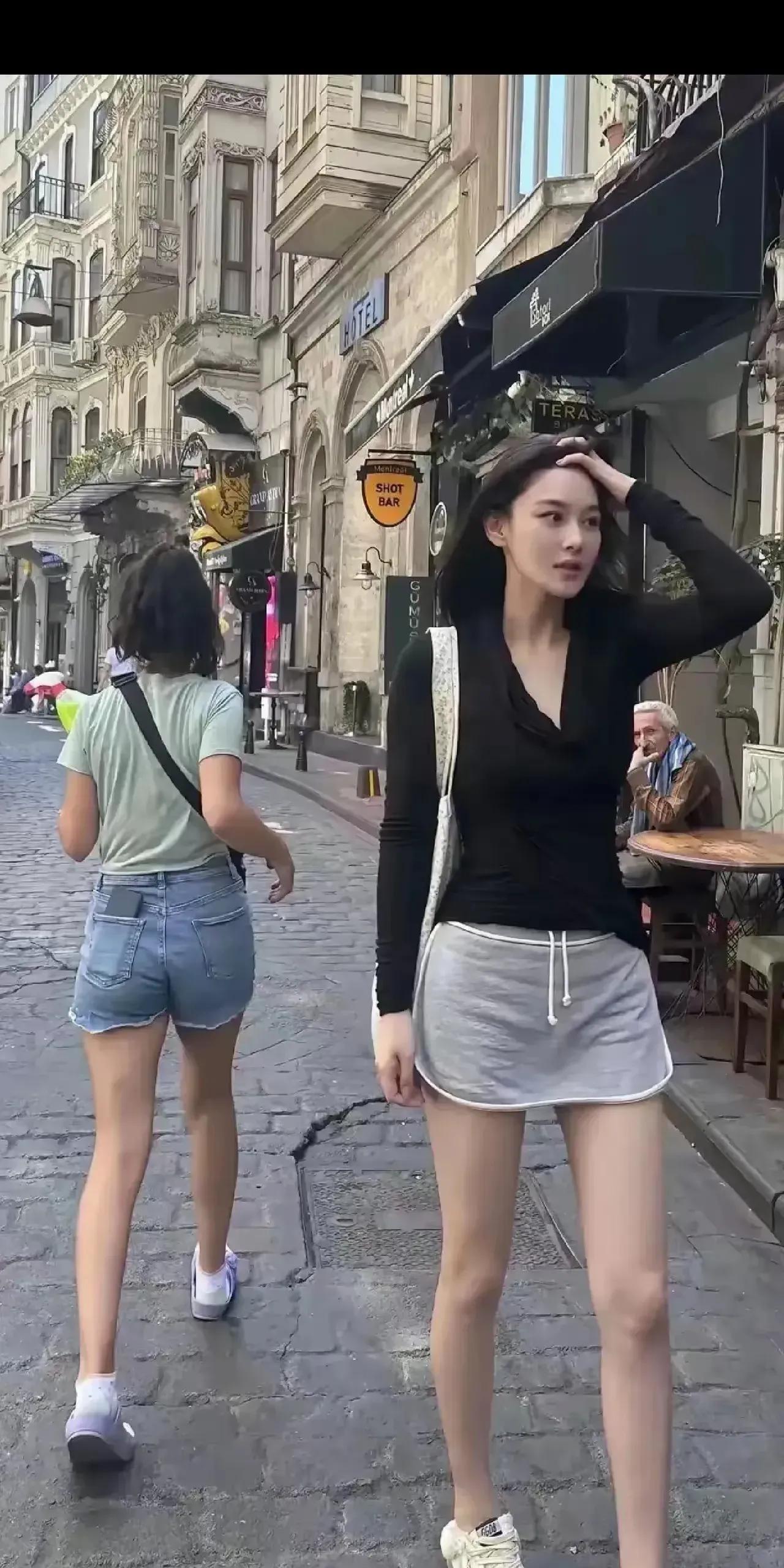 张馨予真的很漂亮！身材高挑，颜值逆天啦！
确实是娱乐圈的一只独秀，单看身材就迷死