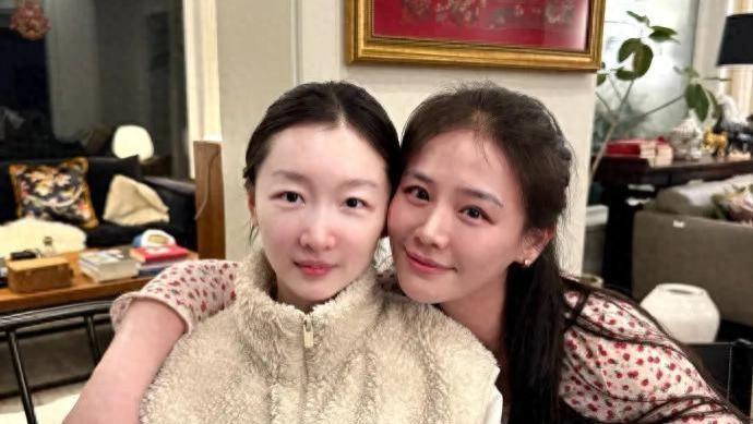 周冬雨零点晒照为马思纯庆36岁生日