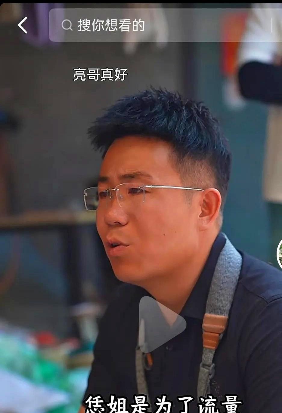 周敏一直顶着巨大压力 街坊邻居总在背后嚼舌根 说现在拍视频的谁不是图个点击量 这