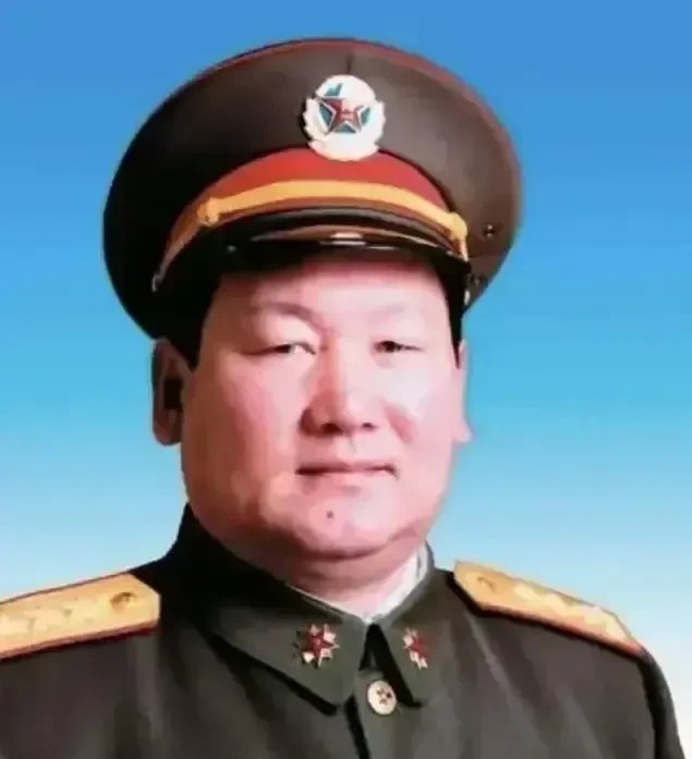 在1985年的百万大裁军中，十一个大军区合并整编为七个大军区，有三位军长被破格提