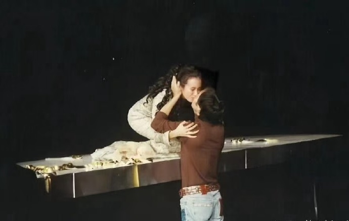 老照片，这是在演唱会上的莫文蔚和张国荣！ ​​​