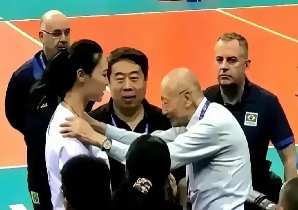 老家伙的一个动作！

让惠队退役后的人生过上了安稳日子！

可是随之而来的信口开