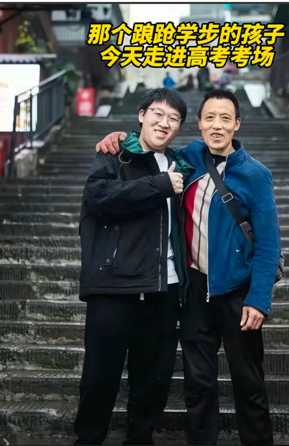 那个重庆棒棒冉光辉手里拉着的小孩子，今天也高考了。当时这张照片还被网友们称为经典