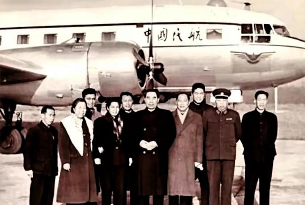 历史照片分享。
1960年，周恩来总理与夫人邓颖超同志赴广州考察时，在白云机场与