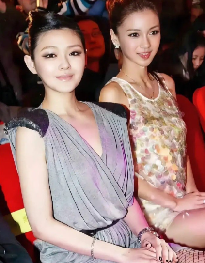 大S与巅峰时期的杨颖合照，居然没有输，白皮肤在合影时优势就出来了 ​​​