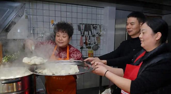 泪目！西安，一位52岁女士，在儿童医院门口举着牌子，内容写着：治疗期间若遇到困难