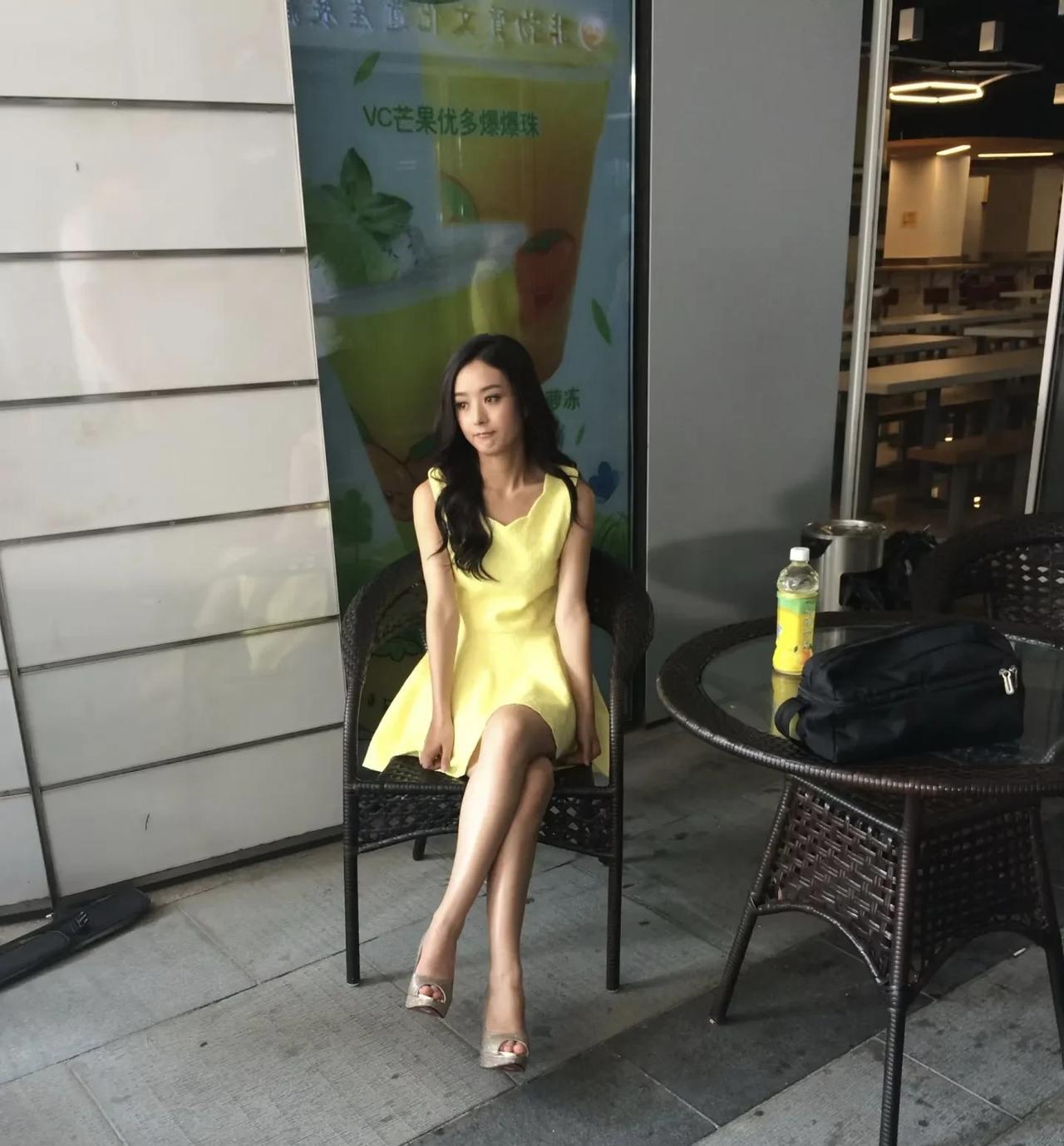 有网友说；拍百合的时候我见过赵姐，感觉她身材瘦瘦的，但是不算矮，脸庞超级小。
有