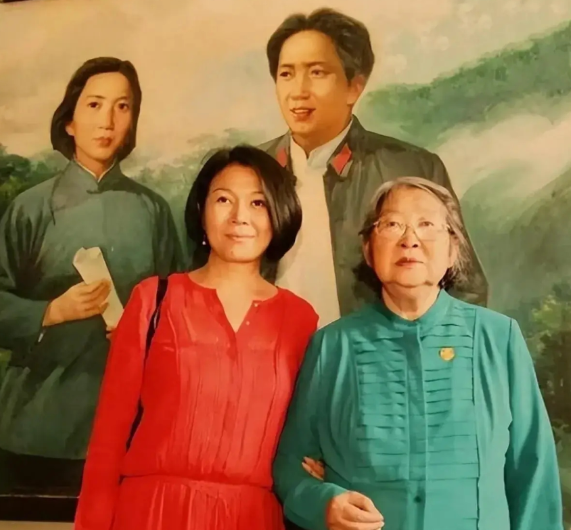 90年代，李敏与女儿的一张合影，背后的画像是毛主席与贺子珍！

有一张极为珍贵的