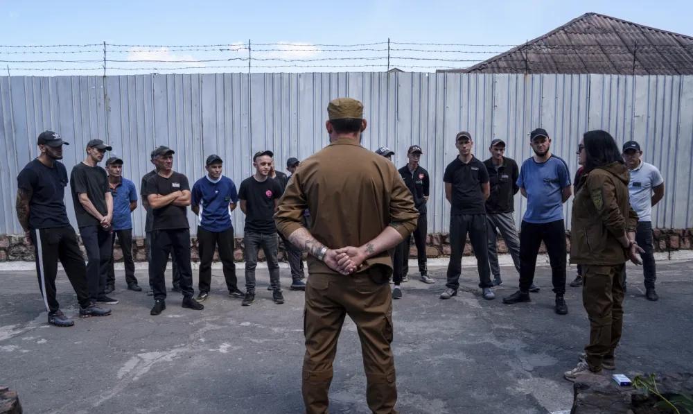 乌克兰没有兵源了！乌克兰国家刑事执行局表示，约有9500名囚犯被动员并为乌克兰武