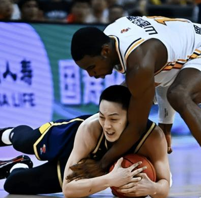 胡明轩谈广东男篮被横扫出局，他表示：我觉得我们还是常规赛没有打好，因为在12进8