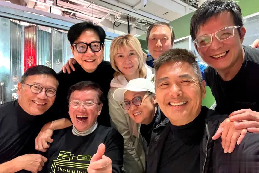 港圈活化石大聚会！发哥一出场，手机全举过头。
70岁一头银发，穿个休闲装上台，那