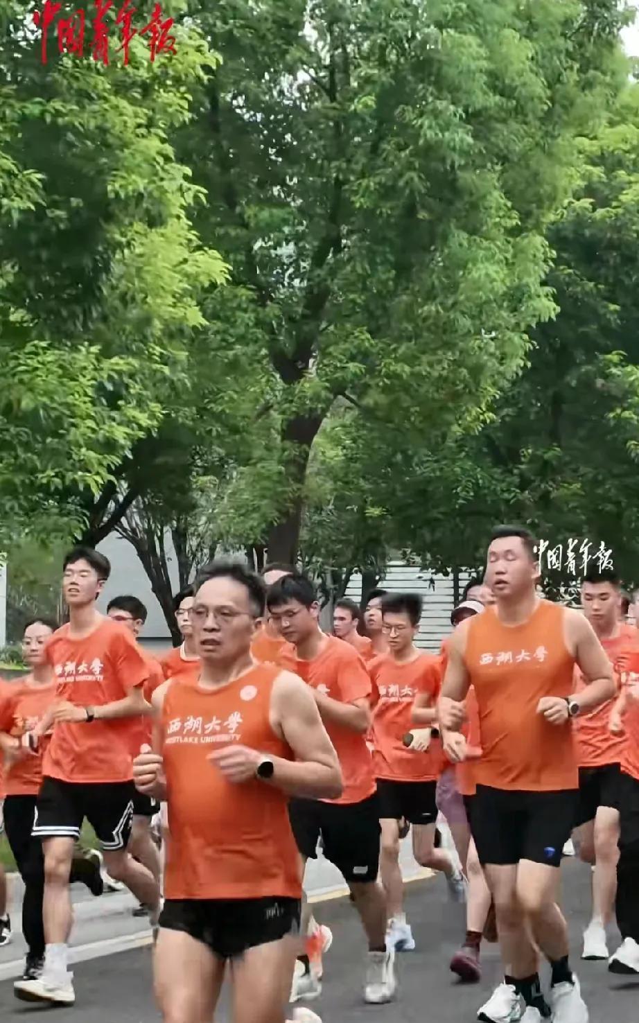 才清晨6点，西湖大学本科班便开启了今年的首次跑步活动，并且还是由该校校长施一公亲