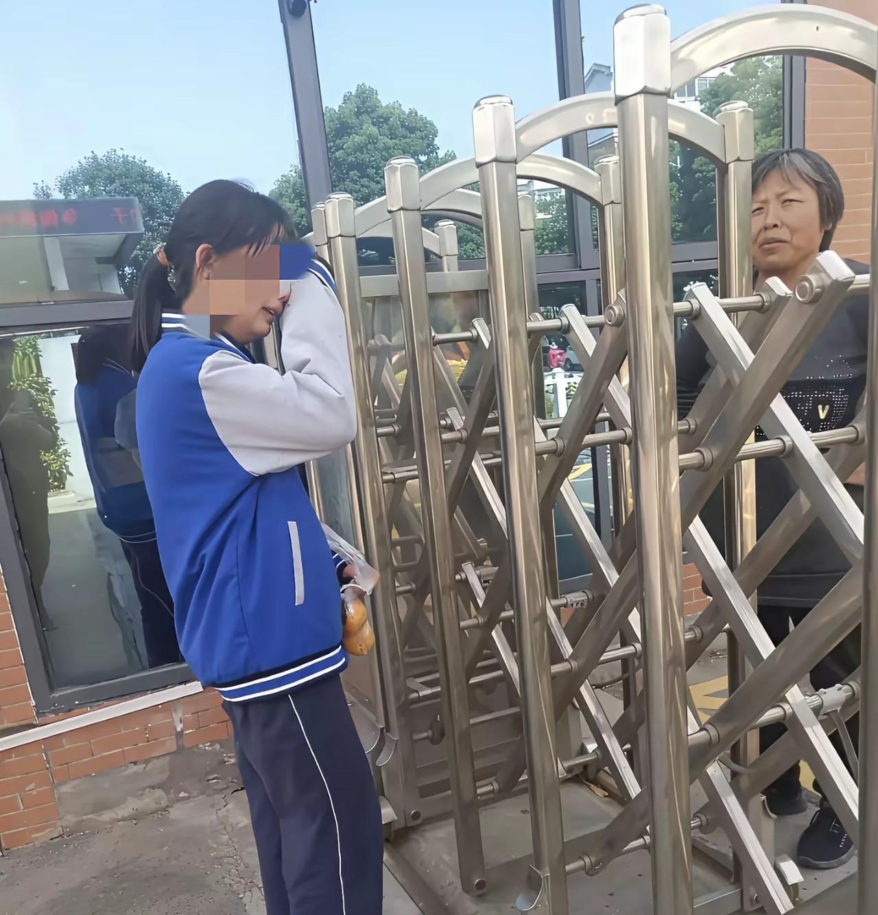 今天下雨送女儿去上学，
到校门口看到一幕，
一个女孩哭着给她奶奶说
我想爸爸妈妈