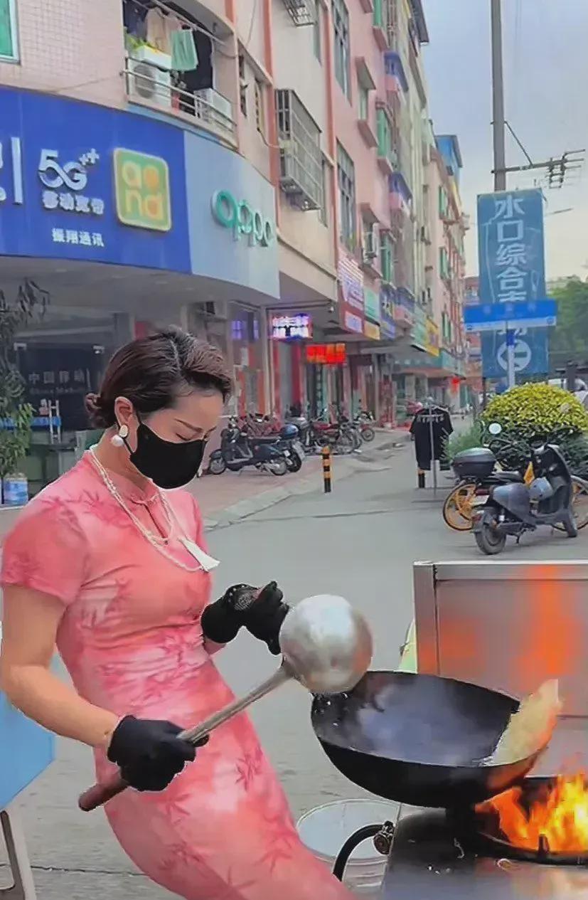 东莞炒粉阿姨重返街边摊，售价从二十八元降至八元，然而生意依然清淡。为吸引回头客，