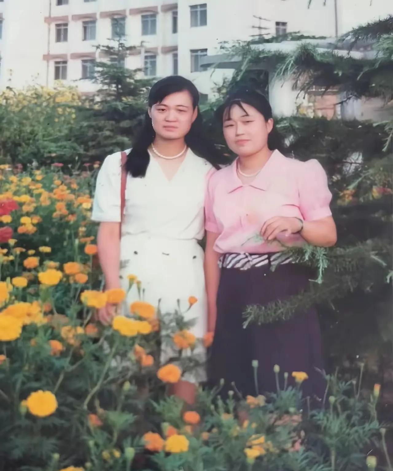 这张照片拍摄于1995年，广东省肇庆市西江大学师范部中文专业毕业生的合影。那时候