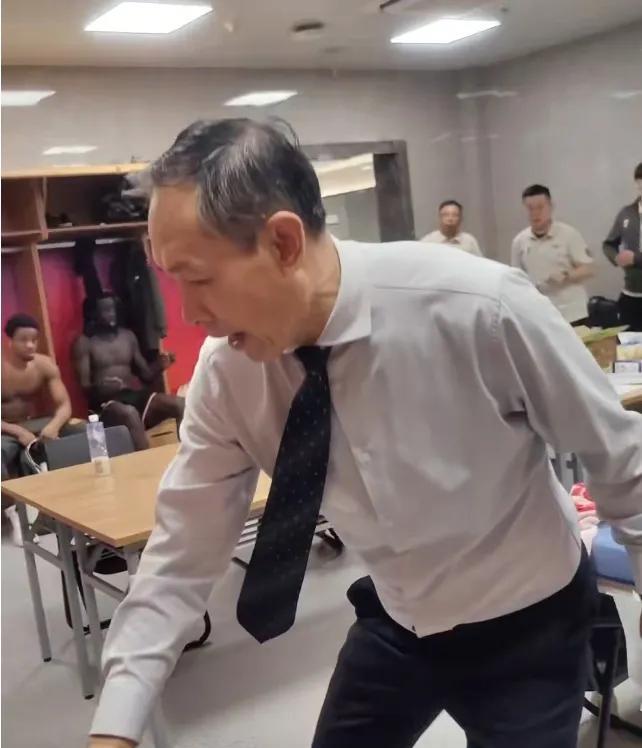 赢在准备充分！总决赛首胜许利民主教练在更衣室内鼓励大家，继续做好迎接第二场残酷比