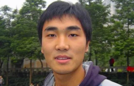 “每月就给我500块，资助不起装什么孙子！”2006年，贫困大学生向海清向媒体控