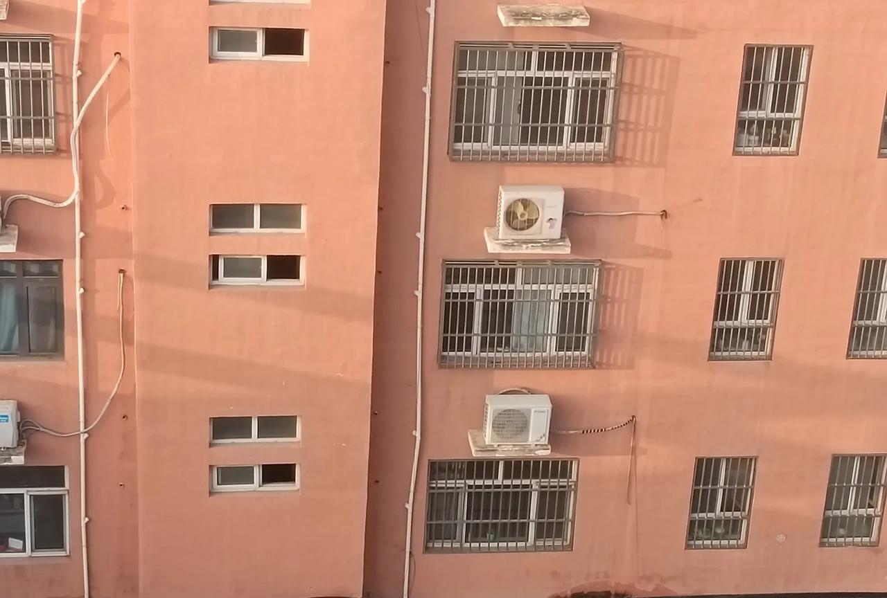 因为空调流水楼上楼下差点儿经了公。
这不最近天气炎热，楼上的邻居装上了空调。因为