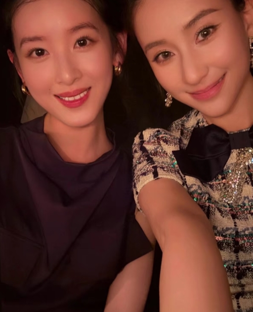 章泽天和何超莲的最新合照可真养眼，两人的五官都过于优越，尤其是鼻子怎么一个比一个