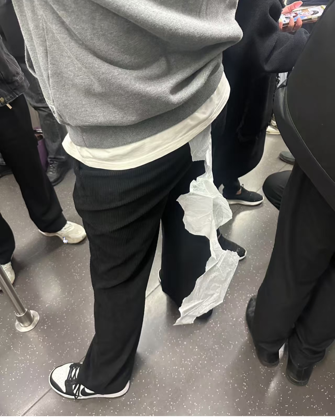 友友，这么尴尬的事情被我遇到了
今天在地铁上看到这一幕。一个小哥后面不知道从哪里