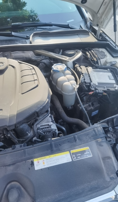 19年的车，53000公里了，平时上下班用，高速较少。今天上班路上发展前机盖冒烟