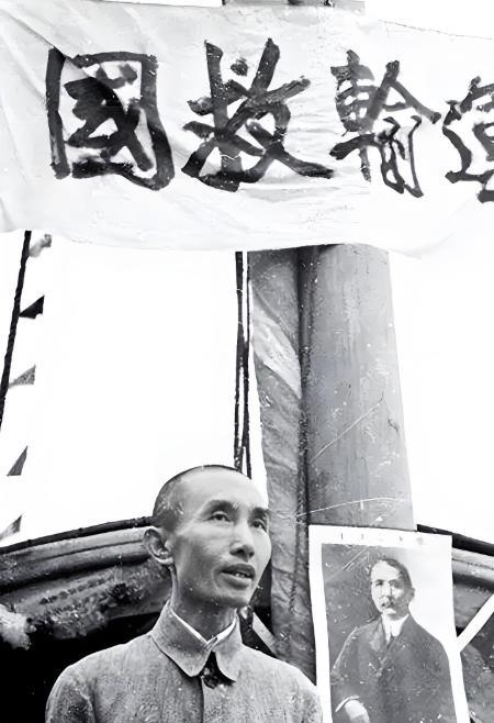 1949年11月19日，卢作孚和好友晏阳初同机从重庆飞往香港。卢作孚这次去香港，