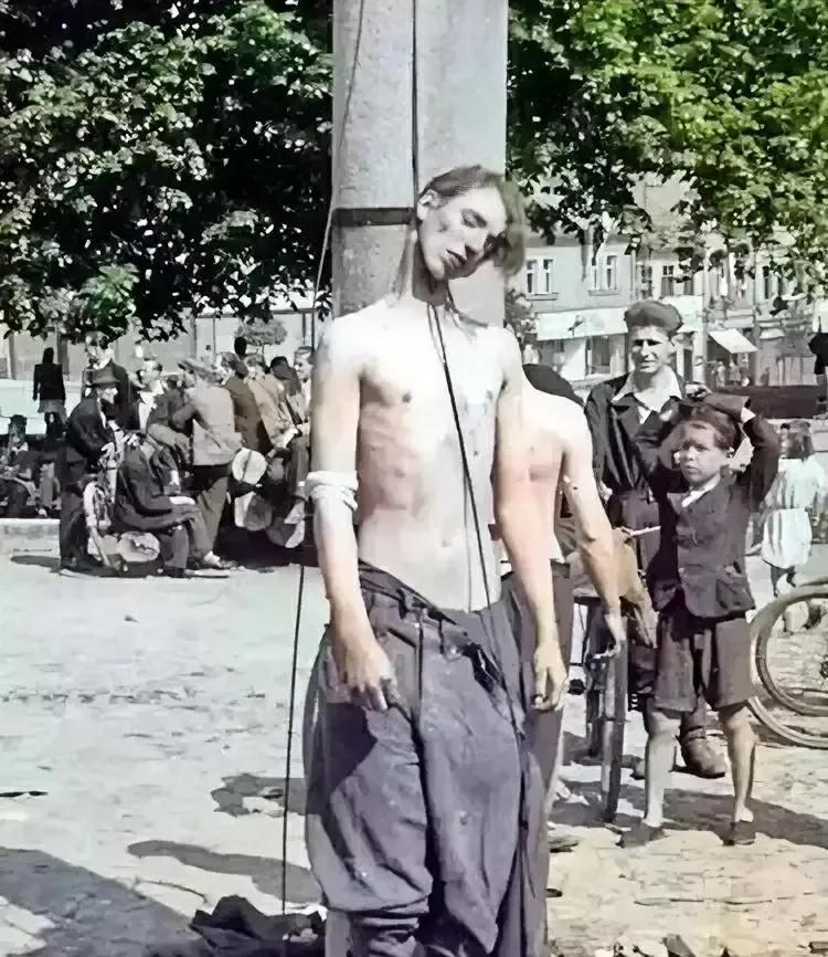 这是1945年，两名德国纳粹士兵，被绞死的镜头，拍摄于捷克斯洛伐克境内，从照片中