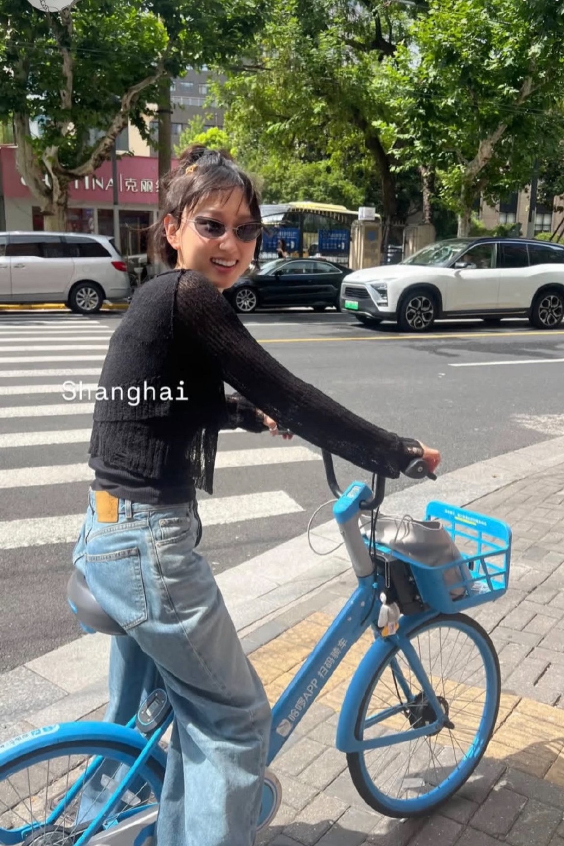 这韩国演员没事吧！

她来上海旅游，在ins发的一组照片里，自己的自拍美美的