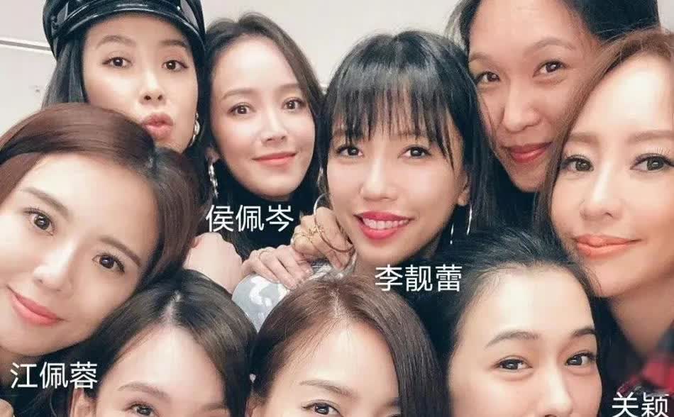 侯佩岑的闺蜜团都是名媛或是大明星的太太，她们自称是“十全十美妈妈团”。

侯