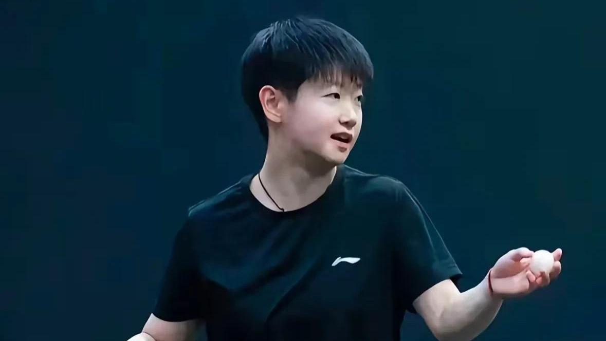 国乒“双子星”耀眼！孙颖莎与王曼玉的技术、气质与发展轨迹分析