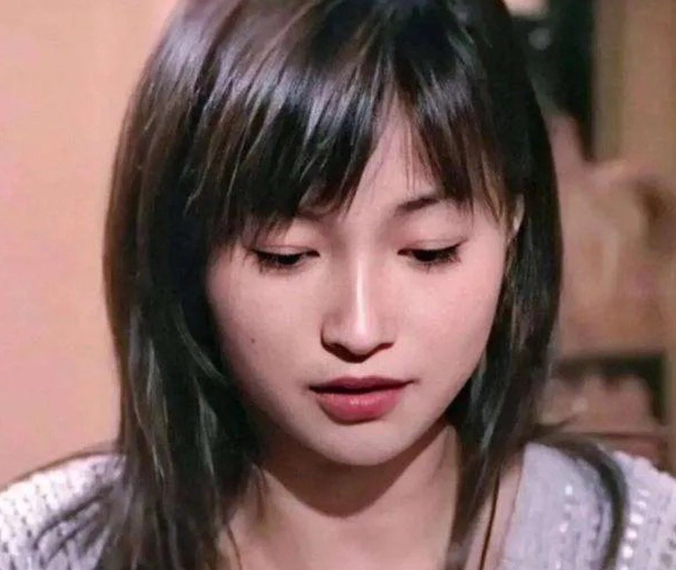 1994年，黎明对24岁的李绮红一见钟情，不仅给对方买豪车、豪宅，而且还两次激情