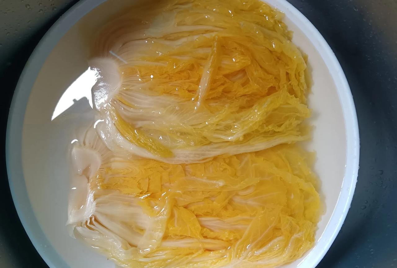 陈先森的朋友给了两袋东北酸白菜，不知道怎么吃，就试着做了酸菜肉馅水饺。
清洗几遍