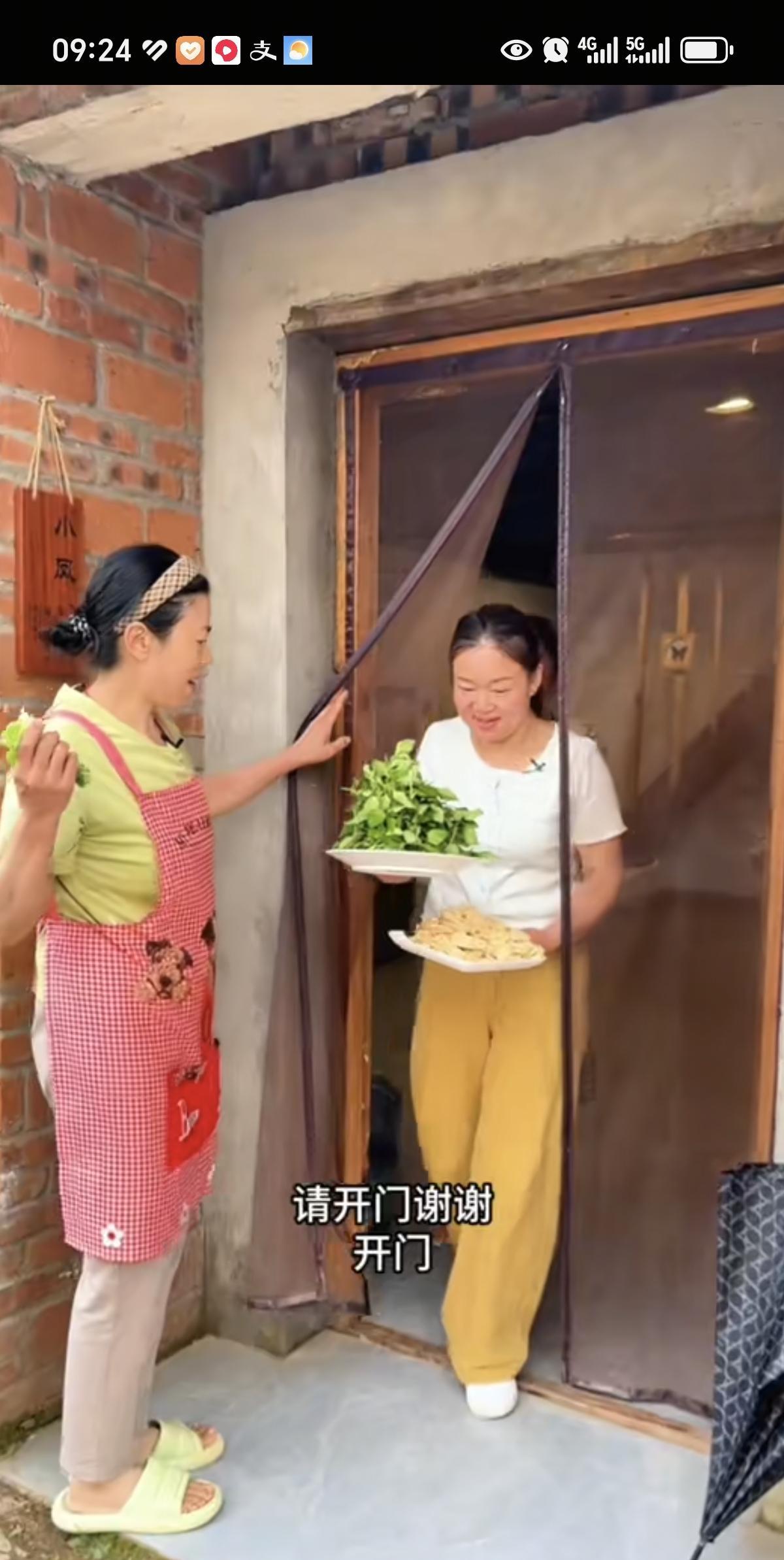 小凤要挖墙角，让亚慧家的阿姨跟她回深圳？又怕被亚慧听到[大笑]。
小凤在那边烧着