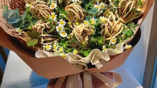 他报警讨彩礼后还要求结婚，转眼和别人订婚，我请跑腿小哥送了他酒席惊喜