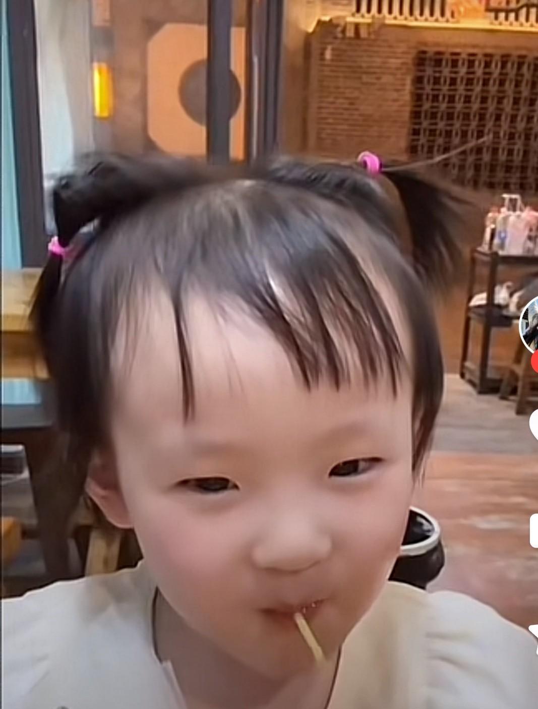 黄一鸣为了拍视频，闪闪吃饭的时候把闪闪逗的哈哈乐，真是太没有安全意识了。
首先，