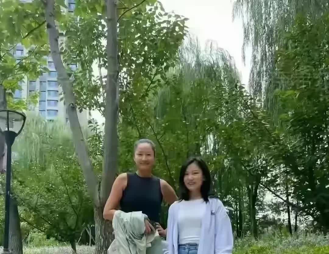 在公园偶遇54岁瞿颖，她素面朝天，皮肤有点黑，还有点糙
