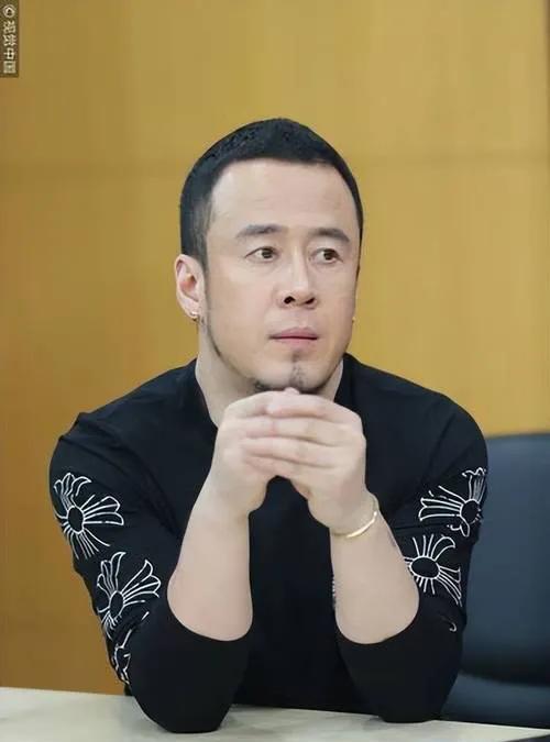 杨坤疑恋情曝光
近日，52岁的杨坤被拍到与一位高挑美女牵手回酒店，疑似新恋情曝光