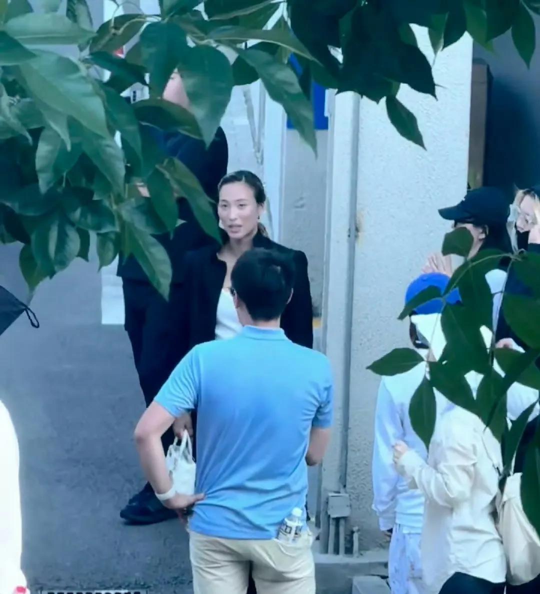 郑钦文真是太忙了，好不容易回国一次，既要参加颁奖典礼，又要兼顾训练，还要抽空拍摄