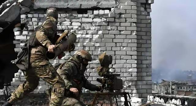 俄军攻入乌东重镇红军城，乌控区最后一道防线即将被俄军突破