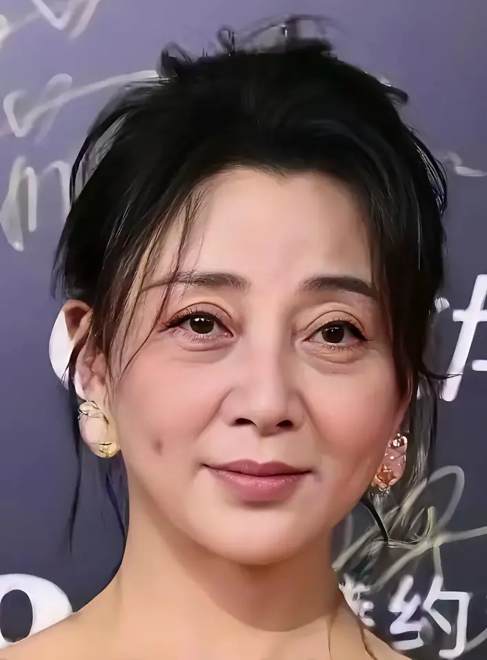 这是谁啊，长的像一个明星，一下子想不起来叫啥。