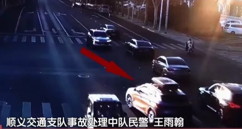 这起北京的悲剧让人深思。司机称阳光刺眼没看见老人，这理由确实引发争议。开车时，外