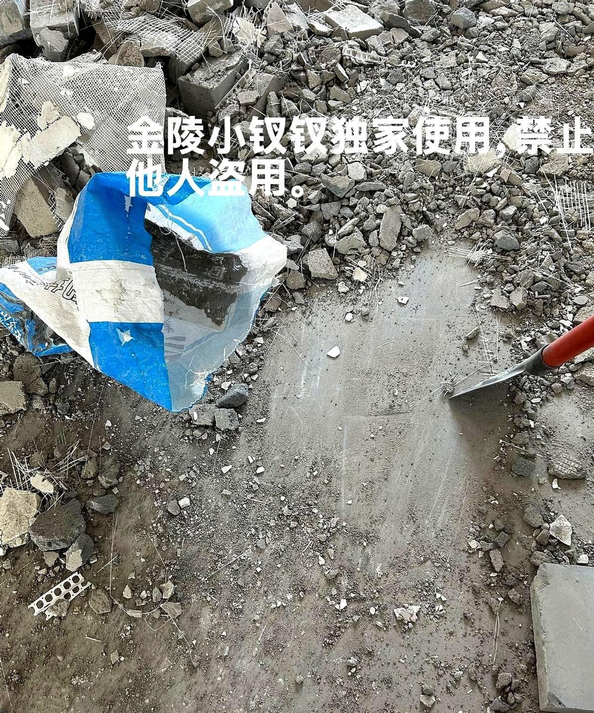 葛老头用买单表明态度！
话说葛老头用儿子的旅行箱，和特意为旅行箱配的小车拉石头，