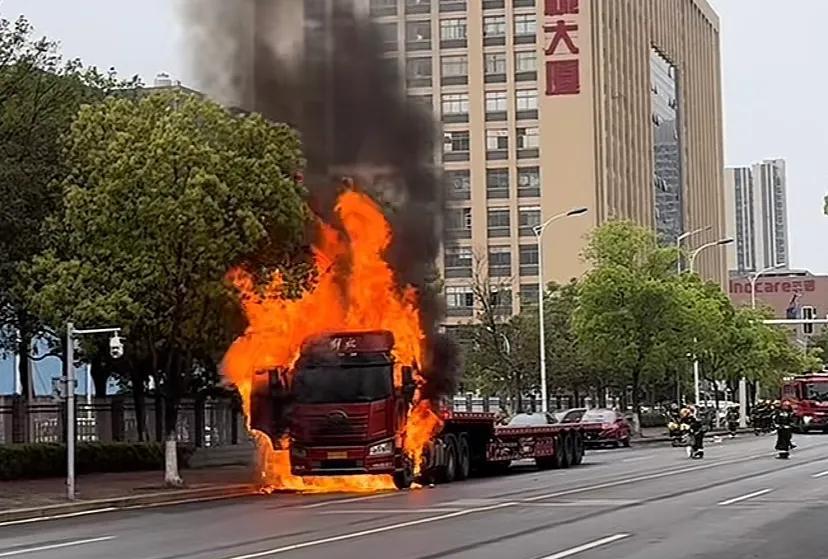 灭火真的能把人给急死
4月17日9时许，湖南长沙湖南医医械大厦旁，一辆托板挂车，