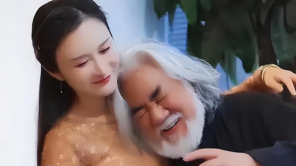 74岁张纪中现身徐州高铁站，朴素着装推行李，宠妻细节曝光